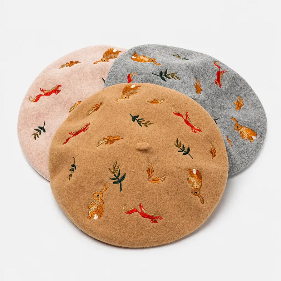 La boîte à chapeaux Beret Artiste Peintre - Brode Motif Lapin et Ecureuil