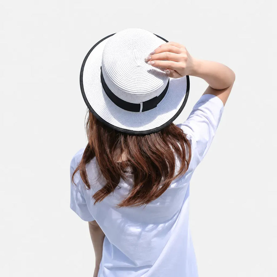 La boîte à chapeaux Chapeau Canotier Femme - Blanc Plat avec Ruban Noir