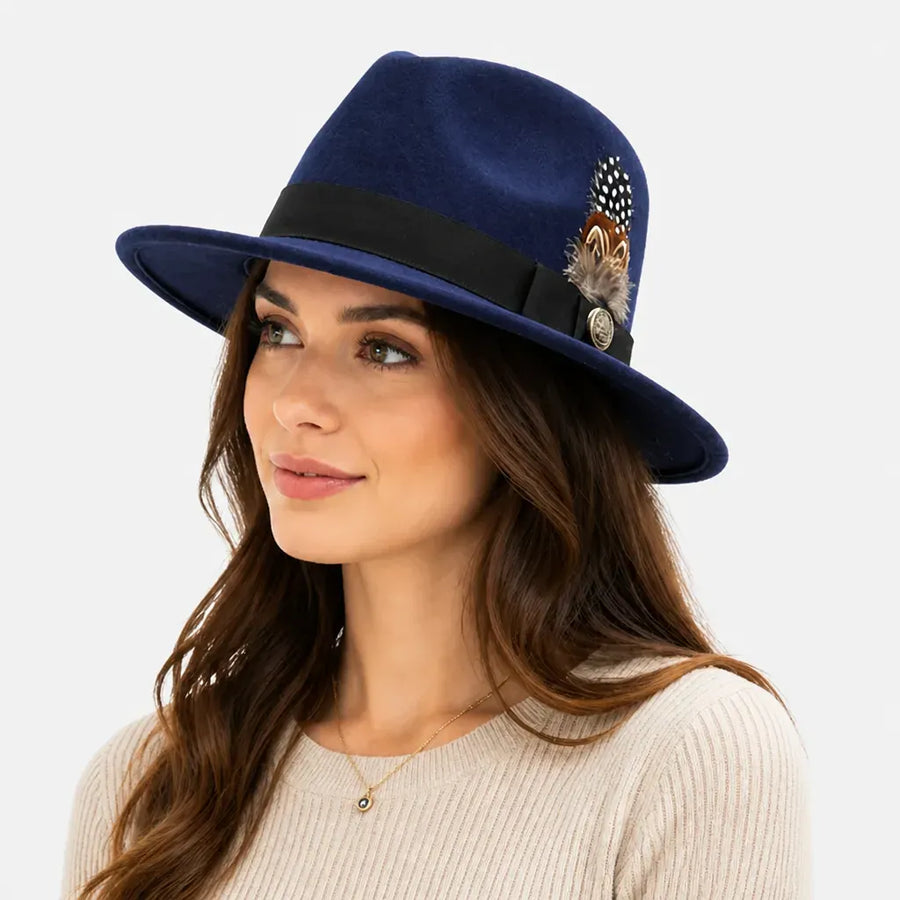 La boîte à chapeaux Chapeau Fedora Blanc - Style Jazz Britannique avec Plume