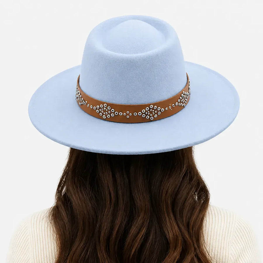 La boîte à chapeaux Chapeau Feutre Large Bord Femme - Ceinture Cloutee Style Gambler