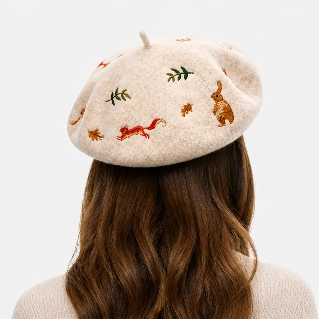 La boîte à chapeaux Beret Artiste Peintre - Brode Motif Lapin et Ecureuil