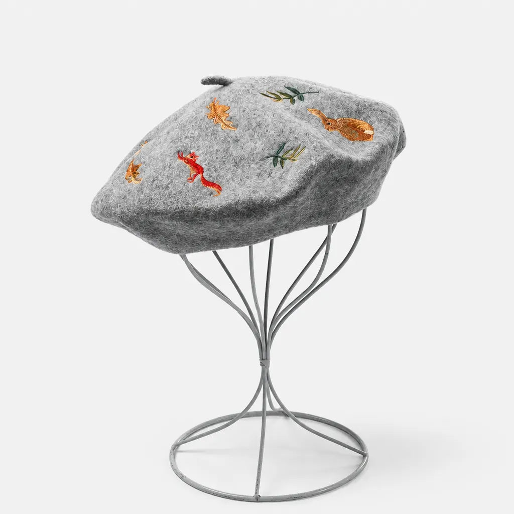 La boîte à chapeaux Beret Artiste Peintre - Brode Motif Lapin et Ecureuil