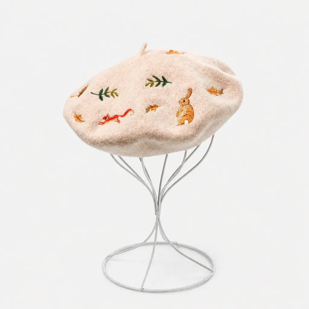 La boîte à chapeaux Beret Artiste Peintre - Brode Motif Lapin et Ecureuil