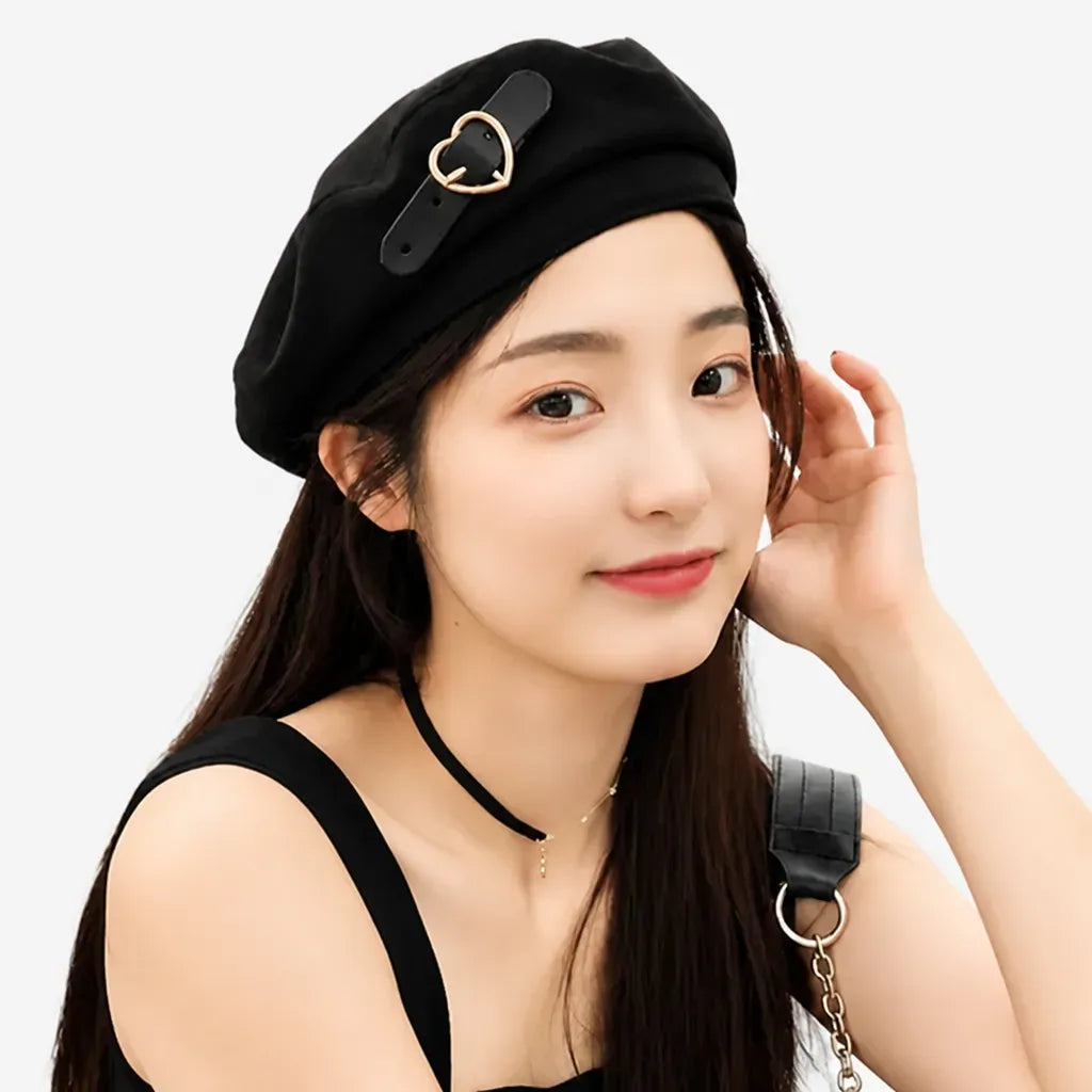 La boîte à chapeaux Beret Femme Mode - Noir avec Boucle Coeur Metallique