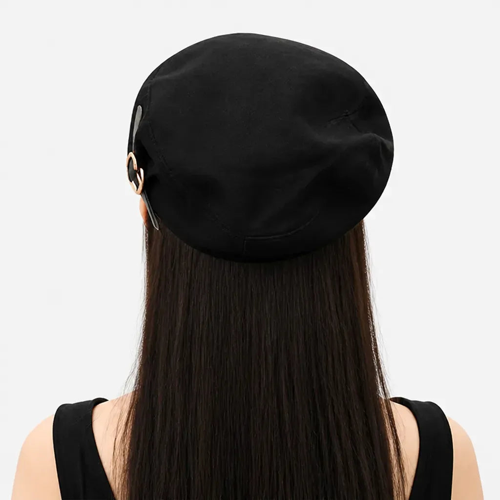 La boîte à chapeaux Beret Femme Mode - Noir avec Boucle Coeur Metallique