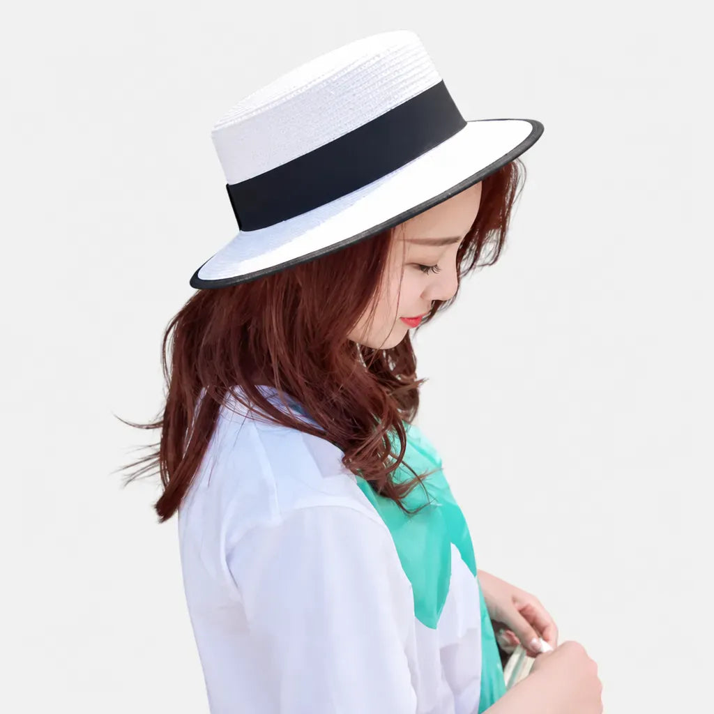 La boîte à chapeaux Chapeau Canotier Femme - Blanc Plat avec Ruban Noir