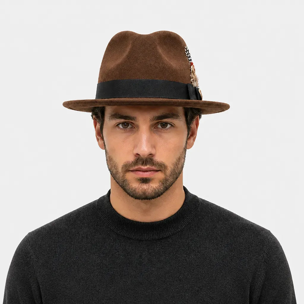 La boîte à chapeaux Chapeau Fedora Blanc - Style Jazz Britannique avec Plume