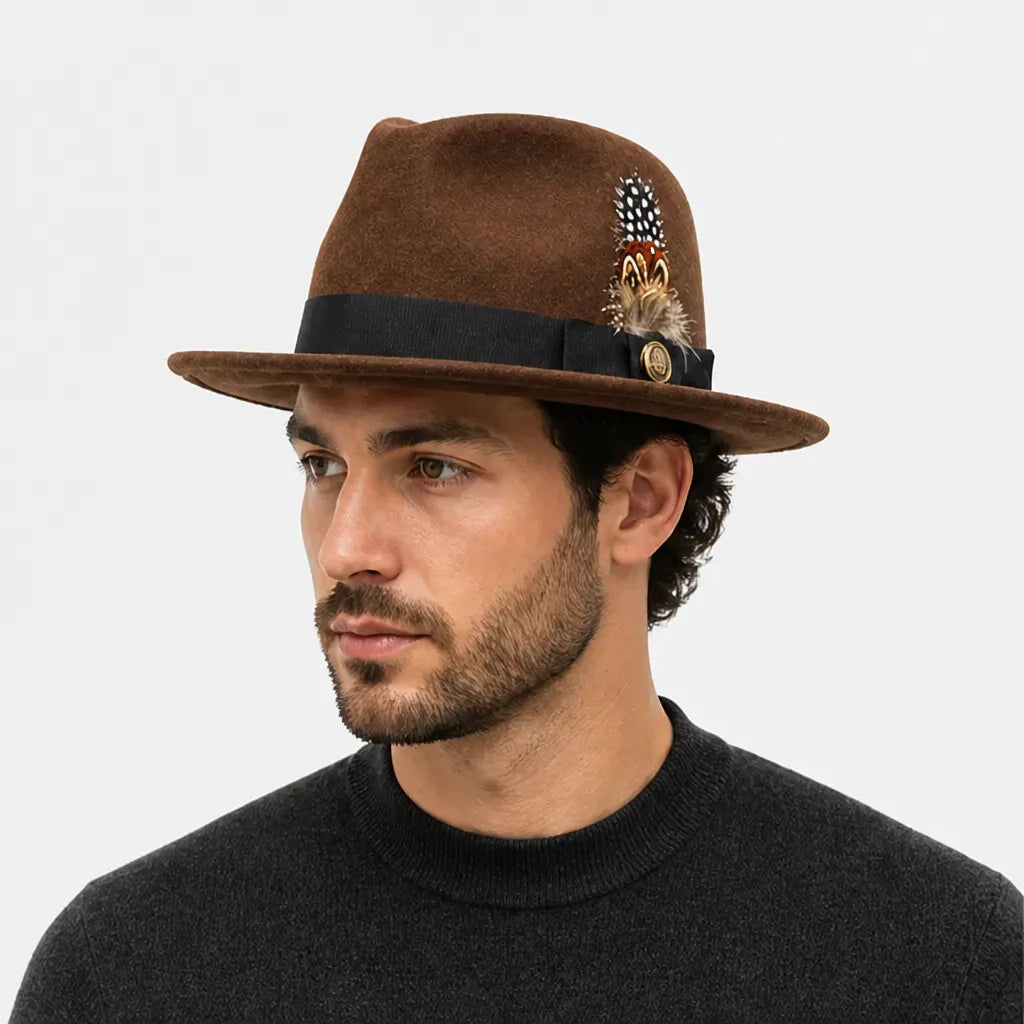 La boîte à chapeaux Chapeau Fedora Blanc - Style Jazz Britannique avec Plume