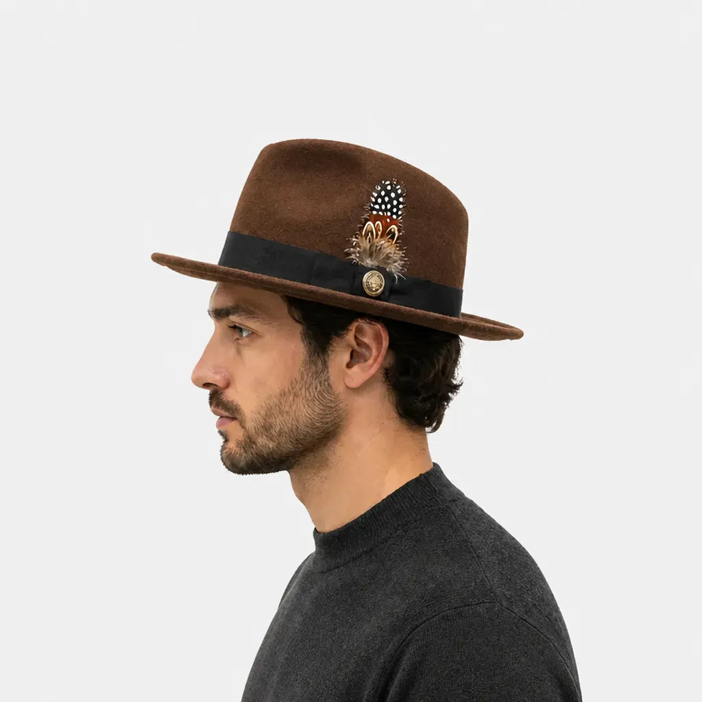 La boîte à chapeaux Chapeau Fedora Blanc - Style Jazz Britannique avec Plume