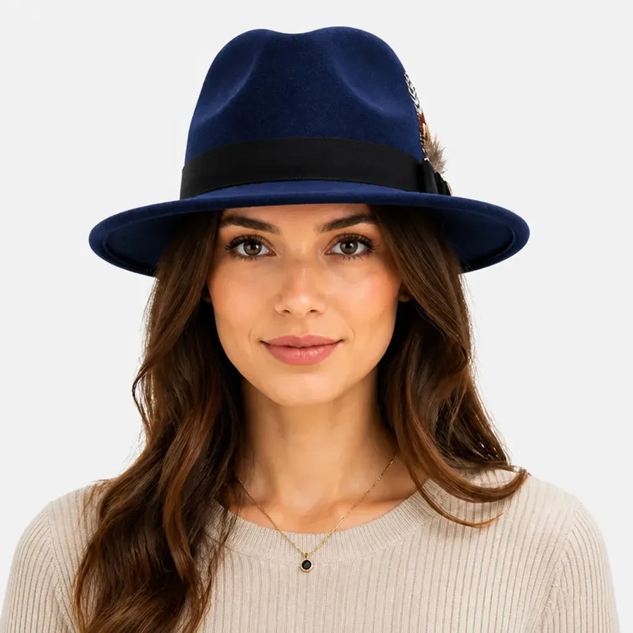 La boîte à chapeaux Chapeau Fedora Blanc - Style Jazz Britannique avec Plume