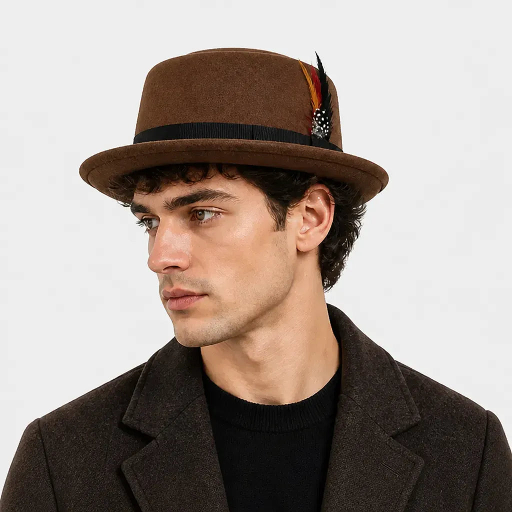 La boîte à chapeaux Chapeau Porkpie Homme - Marron avec Plume Gentleman