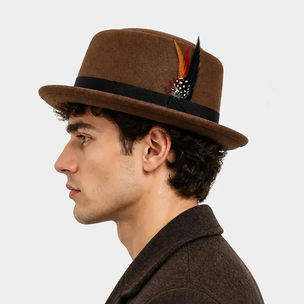 La boîte à chapeaux Chapeau Porkpie Homme - Marron avec Plume Gentleman