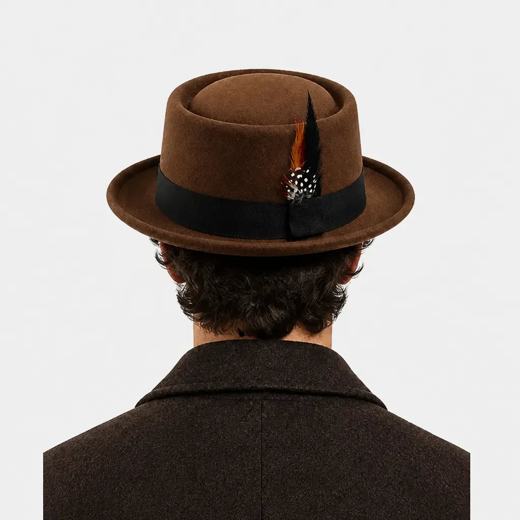 La boîte à chapeaux Chapeau Porkpie Homme - Marron avec Plume Gentleman