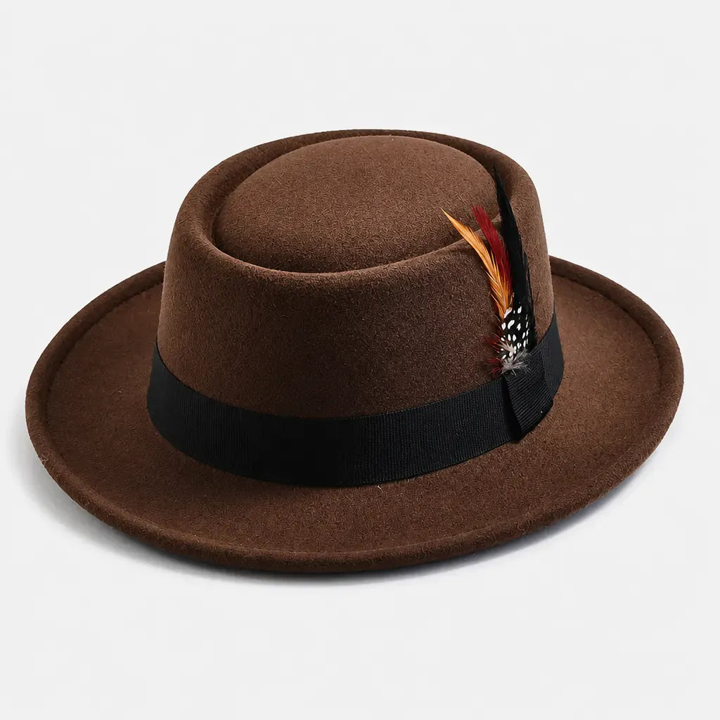 La boîte à chapeaux Chapeau Porkpie Homme - Marron avec Plume Gentleman