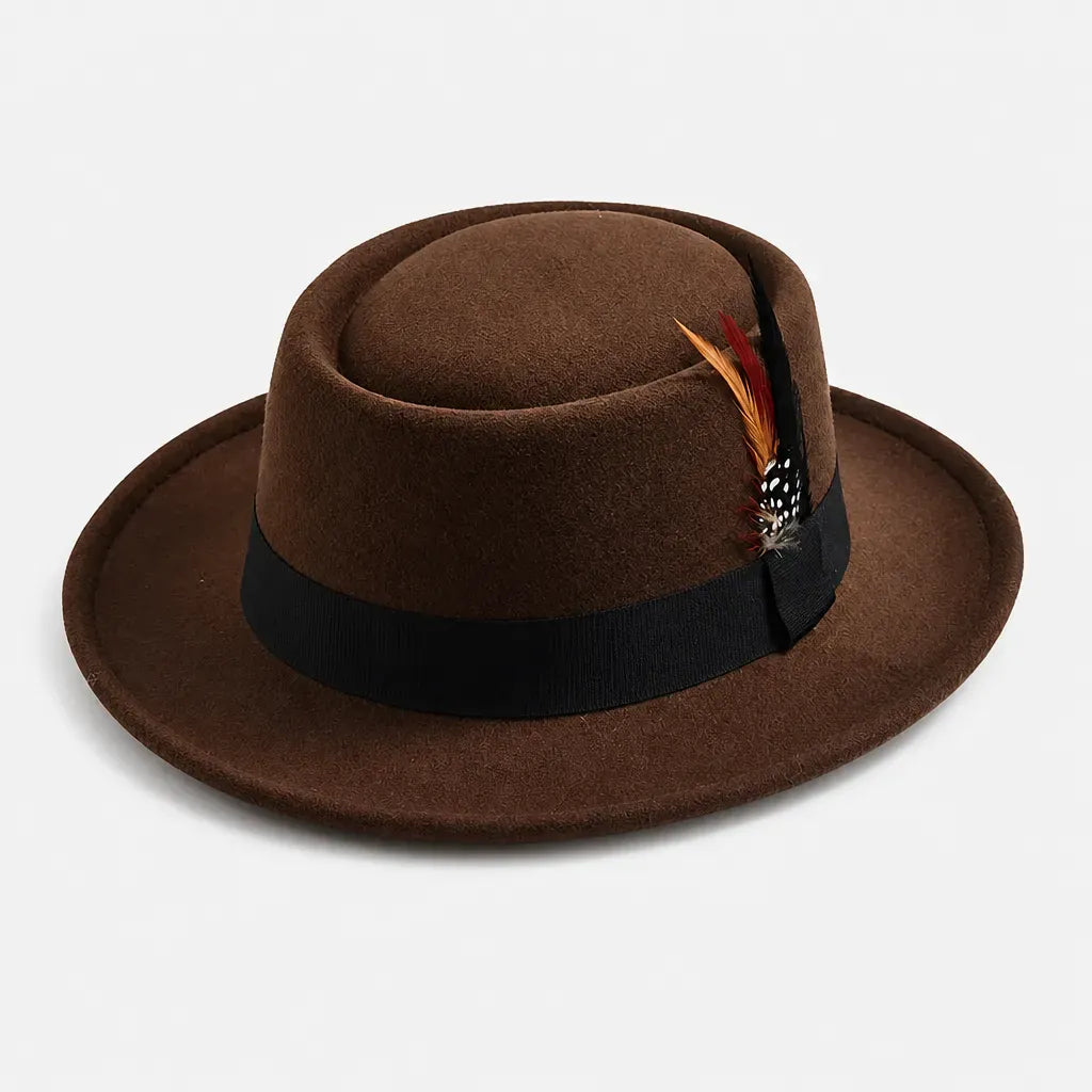 La boîte à chapeaux Chapeau Porkpie Homme - Marron avec Plume Gentleman