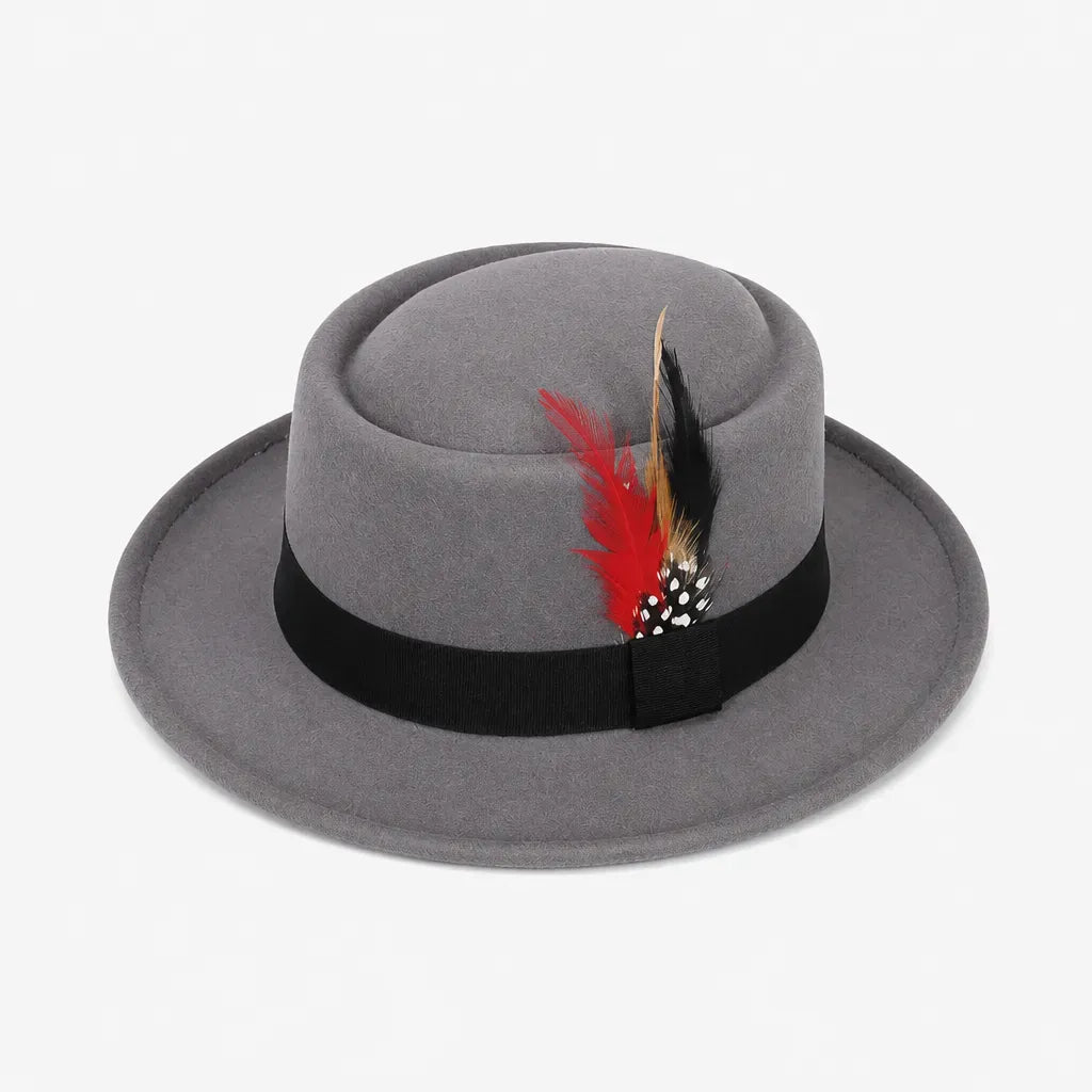 La boîte à chapeaux Chapeau Porkpie Homme - Marron avec Plume Gentleman
