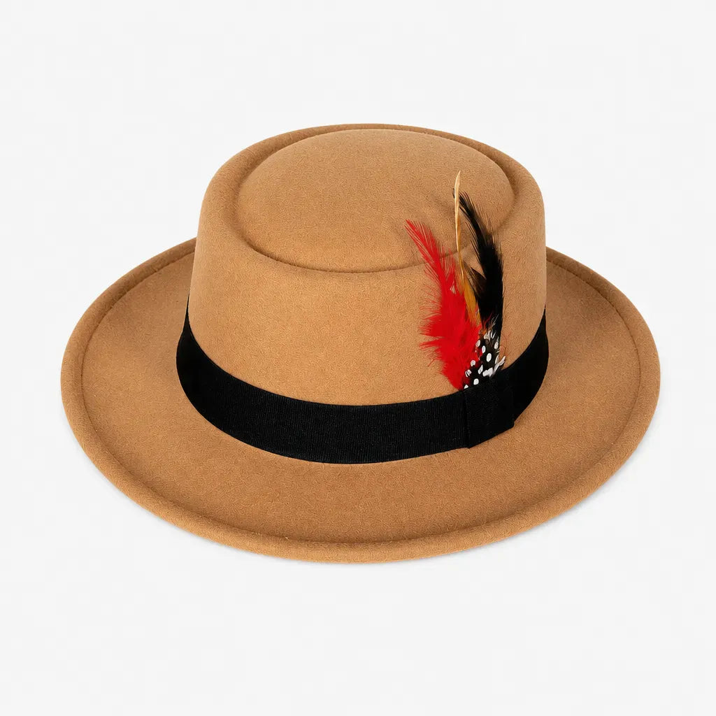 La boîte à chapeaux Chapeau Porkpie Homme - Marron avec Plume Gentleman