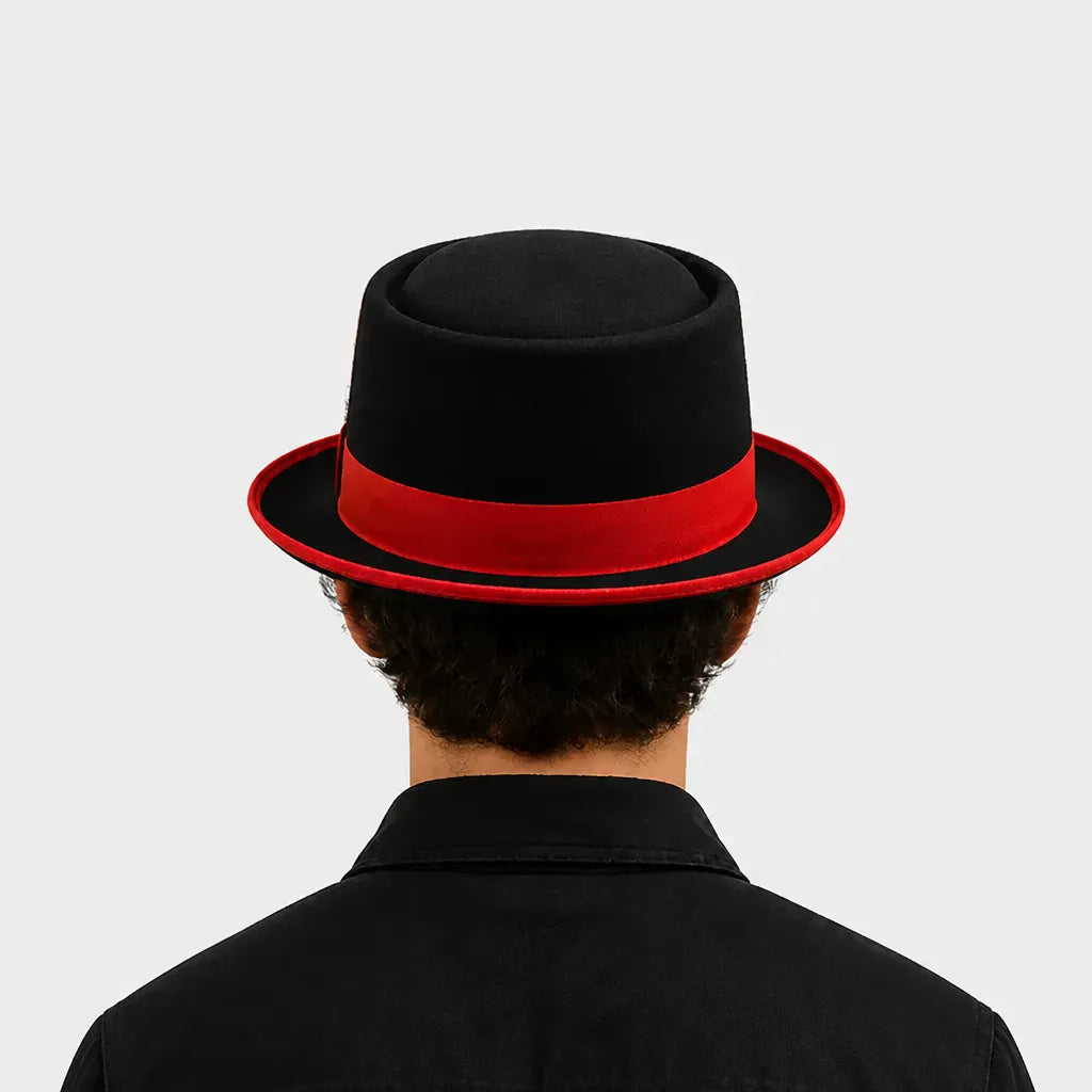 La boîte à chapeaux Chapeau Porkpie - Noir avec Ceinture Rouge et Plume